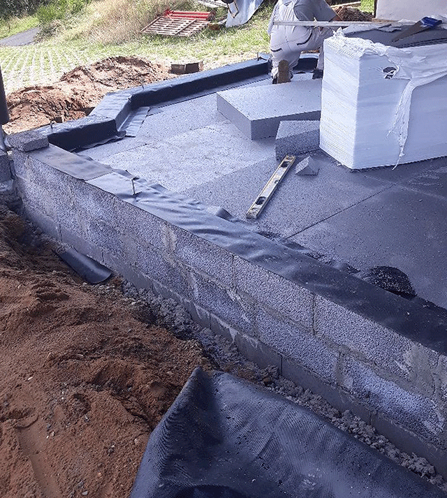 Støbning af fundament. Sokler er støbt og isolring er lagt , radonsikring er ved at blive lagt over soklerne og bagefter skal der støbes betongulv.
